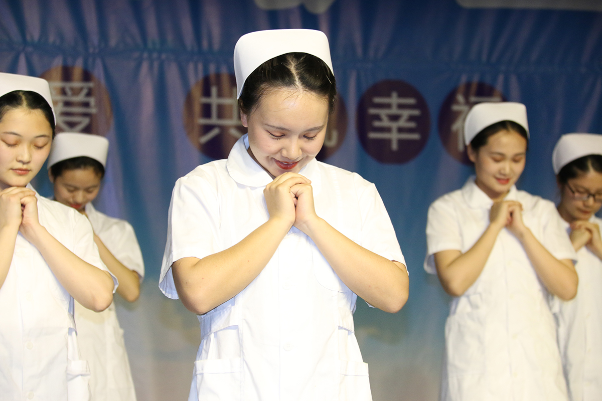 护理系举办“5·12”护士节授帽仪式-菏泽家政职业学院